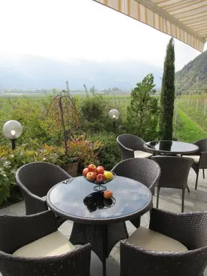 a table and chairs with a bowl of fruit on it at Garni Weghueb in Rablà