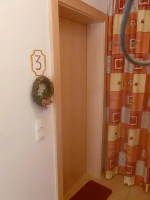 a hallway with a door with a number five on it at Residence Tauber in Valles