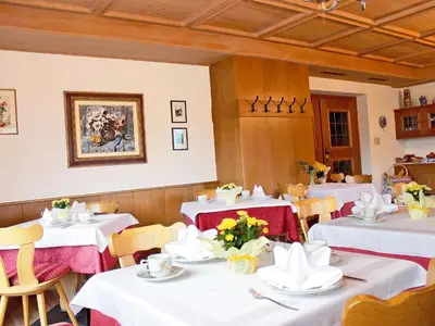 a dining room with white tables and chairs at Garni An der Leit in Lagundo