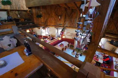 an overhead view of a restaurant with tables and chairs at Appartamenti La Munt in Badia