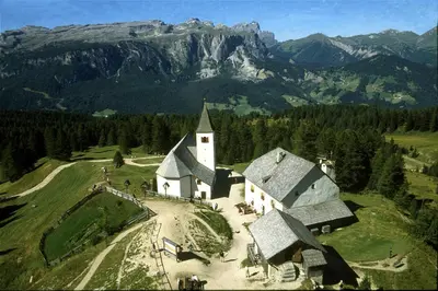 an overhead view of a restaurant with wooden walls at Appartamenti La Munt in Badia