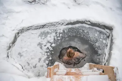 a person in a hole in the snow at Bad Ratzes in Siusi