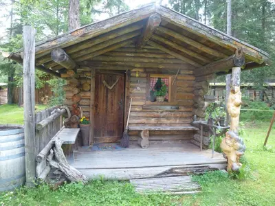 a log cabin with a porch and a door at Lamirì in Badia