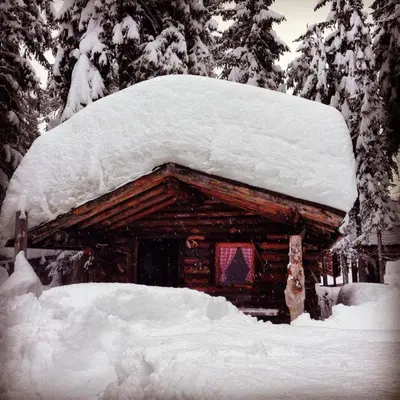 a log cabin with snow on top of it at Lamirì in Badia