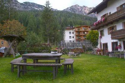 a picnic table in the middle of a yard at Lamirì in Badia