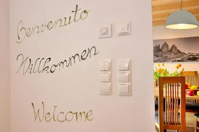 a white wall with a sign that readscommediaidaida marmitemitemite at Rumlhof in Bressanone