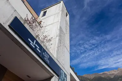 a blue street sign on the side of a building at Kleinkunsthotel in Naturno
