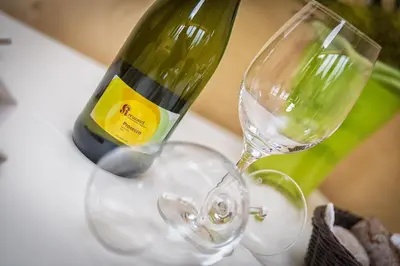 a bottle of wine and two glasses on a table at Kleinkunsthotel in Naturno