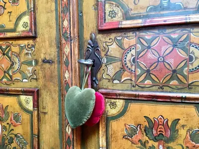 a wooden door with a door knocker on it at La casa dei cuori in Santa Cristina in Val Gardena