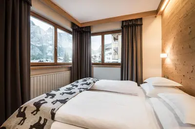 two beds in a room with a window at Residence Floralp in Colfosco