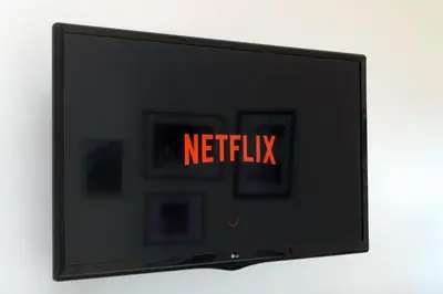 a television screen with the words netflix on it at Apartment Le rose di Marianne - sud in Varna