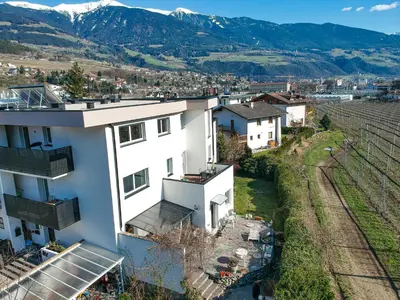 an aerial view of a white house with mountains in the background at Apartment Le rose di Marianne - ovest in Varna