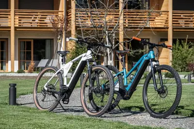 two bikes parked next to each other in front of a building at Kessler's Mountain Lodge in Naz-Sciaves