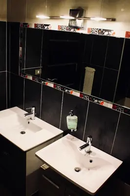 a bathroom with two sinks and a large mirror at Panoramahotel Unterinnerhof in Auna di Sotto