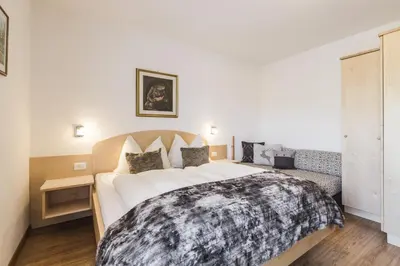 a bedroom with a large white bed in a room at Sonnleitn in Laion