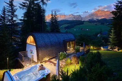 a tiny house with a tub in the yard at Mi Chalet in La Villa