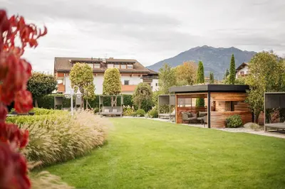 a house with a garden with a lawn at Hotel Oberbrunn in Naz-Sciaves