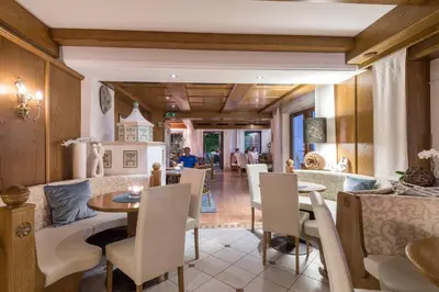 a dining room with a table and chairs at Hotel Oberbrunn in Naz-Sciaves