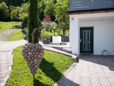 a bunch of balls on a pole in the grass at Zum Schwarzen Kus in Caldaro