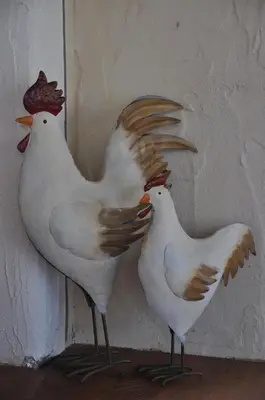 two birds are standing next to a wall at Obergostnerhof in Chiusa