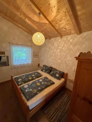 a bedroom with two beds and a chandelier at Apartment Zimat in Chienes