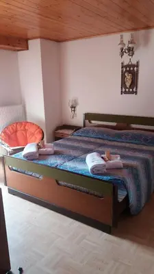 a bedroom with a bed with two dolls on it at il Nido in Tonadico