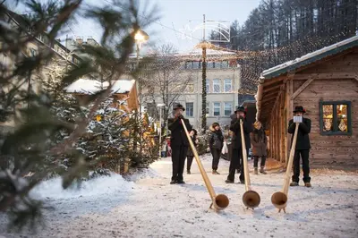 a group of people playing baseball in the snow at Residence Panorama in Brunico