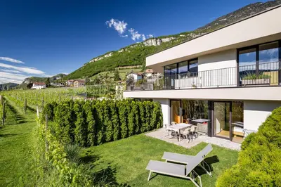 an image of a house with a garden at Hof im Kalch Tramin in Termeno