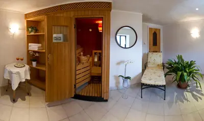a hallway with a table and a mirror in a room at Appartementhaus Linter in Tirolo