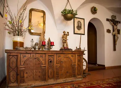 an old wooden dresser in a room with a mirror at Gasthof Obermair in Chienes