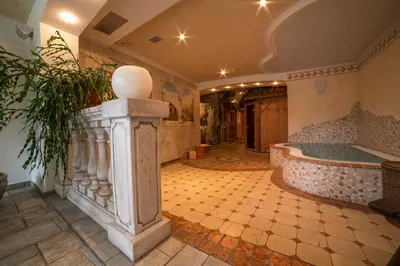 a large hallway with a tub in a building at Hotel Thuinerwaldele in Vipiteno