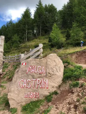 a sign on a rock on a mountain at Appartamento Cologna in Castelfondo