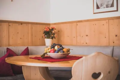 a bowl of fruit sitting on top of a table at Apartments Pitschlmann in Fiè