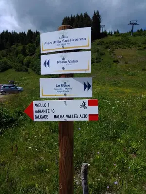 a sign on a pole in a field at Piccolo Igloo in Falcade