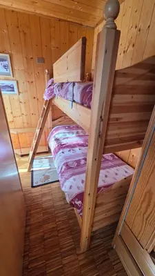 two bunk beds in a wooden cabin at Nuovo Appartamento Les Corceles in San Vigilio Di Marebbe