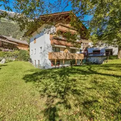 Apartments Hubertus - central St Leonhard - free parking - Netflix - PasseiertalCard included - hiking and biking from doorstep