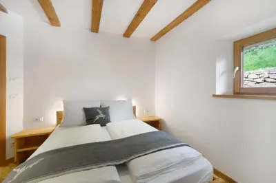a bed in a white room with a window at Unterurban DIE ZWEI in Unsere Liebe Frau im Walde