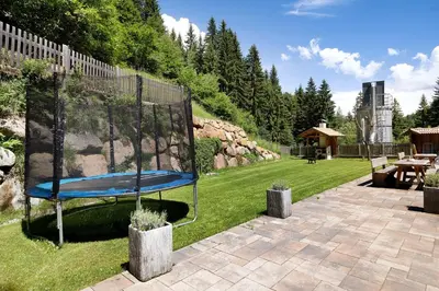 a swing in the middle of a yard at Unterurban DIE ZWEI in Unsere Liebe Frau im Walde