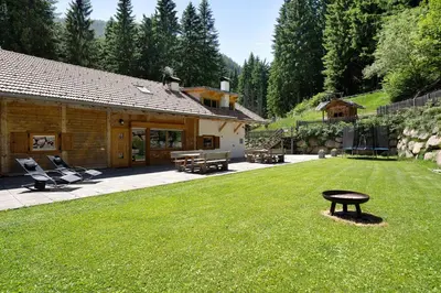 a patio with a table in the middle of a yard at Unterurban DIE ZWEI in Unsere Liebe Frau im Walde