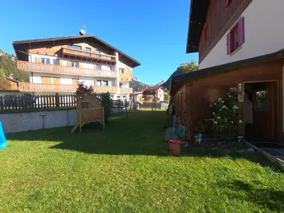 a yard next to a building with a house at ciasa de epi in Pera