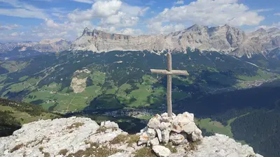 a wooden cross on top of a mountain at Garni Flurida in Badia
