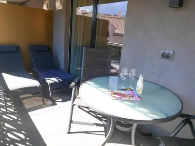 a table and chairs on a balcony with a table and glasses at Appartement Baumgärtner in Naturno