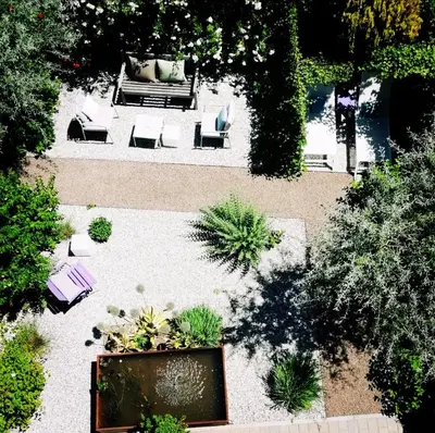 an overhead view of a garden with furniture and plants at Finesign 2 in Naturno
