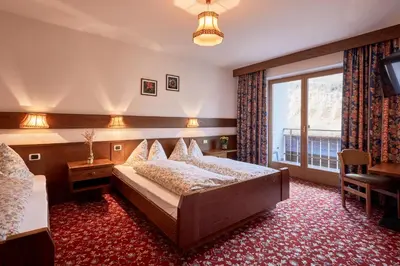 a hotel room with a bed and a window at Ferienpension Zummüllerhof in Naz-Sciaves