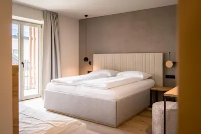 a bedroom with a large bed and a window at Hotel Sonnenheim in Chienes