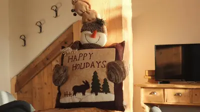 a sign that says happy holidays with a snowman at Mini Maule in Cavalese