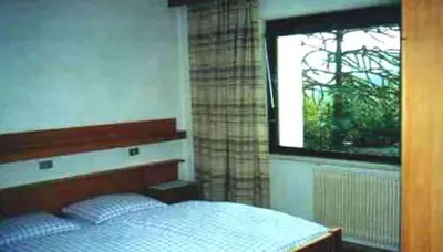 a bedroom with a bed and a window at Appartements Oberpefohl in Parcines