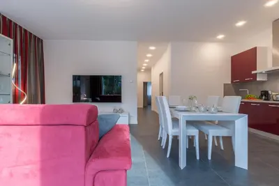 a living room with a pink couch and a table at Apartment Hanni in Merano