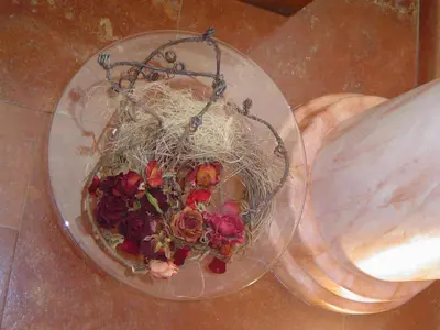 a glass bowl with a bouquet of flowers in it at Hotel Garni Hubertus in Tirolo