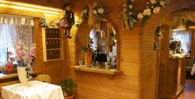 a kitchen with a bar in a restaurant at Albergo Genziana in San Vigilio Di Marebbe